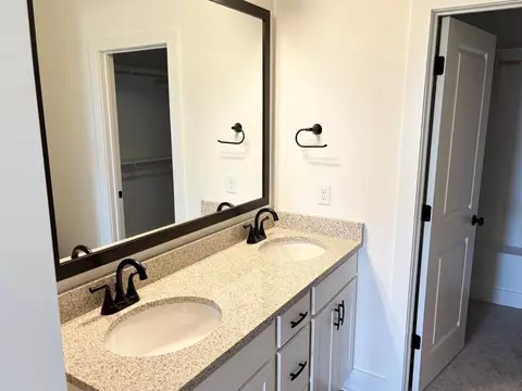 Bath - 5906 Luckenbach Ln, Crestview, FL 32539 photo 1 of 3