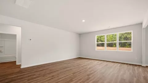Living - 184 Melrose Ct, Jefferson, GA 30549 photo 5 of 7