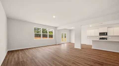 Living - 184 Melrose Ct, Jefferson, GA 30549 photo 7 of 7