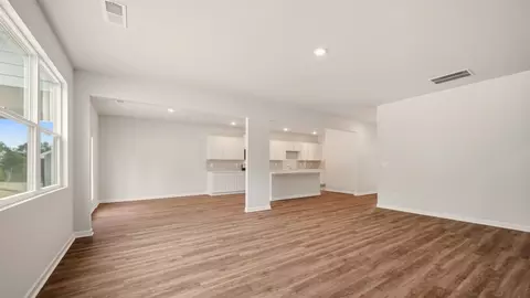 Living - 184 Melrose Ct, Jefferson, GA 30549 photo 6 of 7