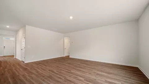 Living - 184 Melrose Ct, Jefferson, GA 30549 photo 3 of 7