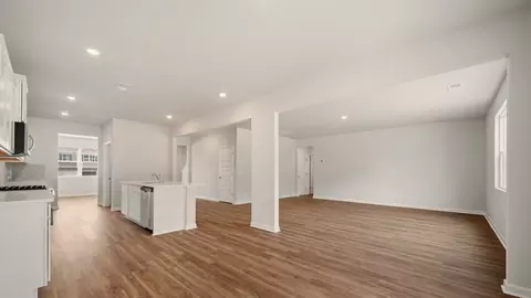 Living - 184 Melrose Ct, Jefferson, GA 30549 photo 2 of 7