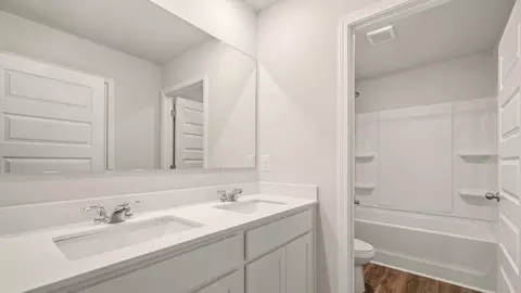 Bath - 184 Melrose Ct, Jefferson, GA 30549 photo 2 of 8