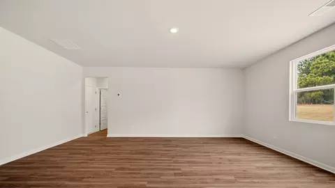 Living - 184 Melrose Ct, Jefferson, GA 30549 photo 4 of 7