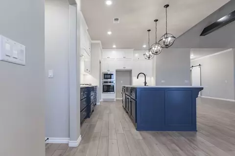 Kitchen - 932 Hydrangea Way, Edmond, OK 73034 photo 11 of 19
