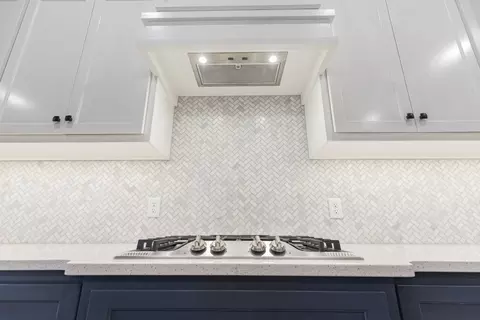 Kitchen - 932 Hydrangea Way, Edmond, OK 73034 photo 10 of 19