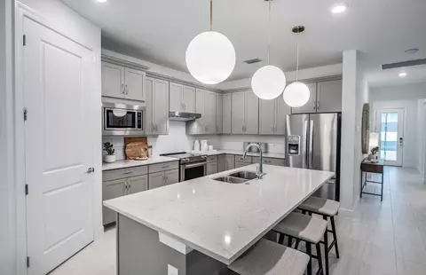 Kitchen - 3922 E Hampton Cir, Alva, FL 33920 photo 4 of 5