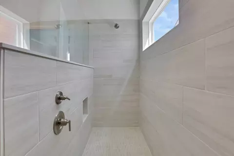 Bath - 121 Willowfern Ln, Marietta, GA 30066 photo 2 of 3