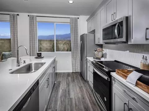 Kitchen - 2014 Bergamot St, Redlands, CA 92374 photo 2 of 4