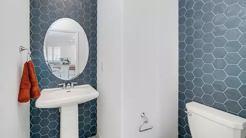 Bath - 1701 Lightning St, Rialto, CA 92376 photo 3 of 5
