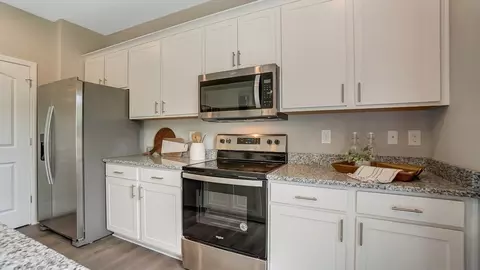 Kitchen - 2206 Hackberry St, Springfield, OH 45505 photo 4 of 11