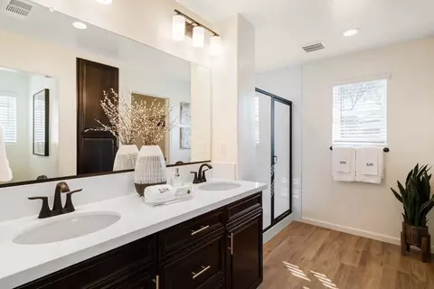 Bath - 537 N Tracy St, Visalia, CA 93292 photo 2 of 5