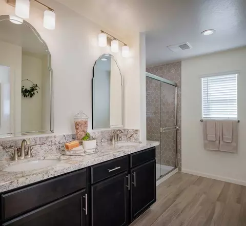 Bath - 537 N Tracy St, Visalia, CA 93292 photo 1 of 5