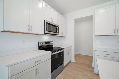 Kitchen - 17017 Wading River Ave, Parrish, FL 34219 photo 2 of 3