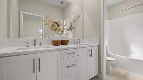 Bath - 2062 Pyrenes Pl, Santa Paula, CA 93060 photo 3 of 5