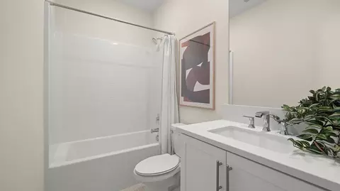 Bath - 2062 Pyrenes Pl, Santa Paula, CA 93060 photo 2 of 5