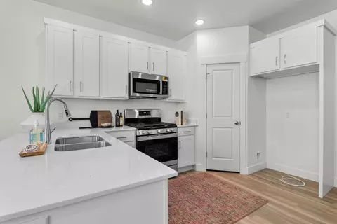 Kitchen - 1068 E Malibu Ln, Washington, UT 84780 photo 2 of 4