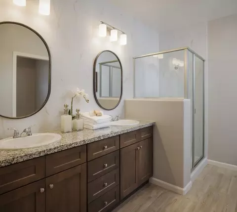 Bath - 705 Elkhorn Ave, Visalia, CA 93277 photo 1 of 7