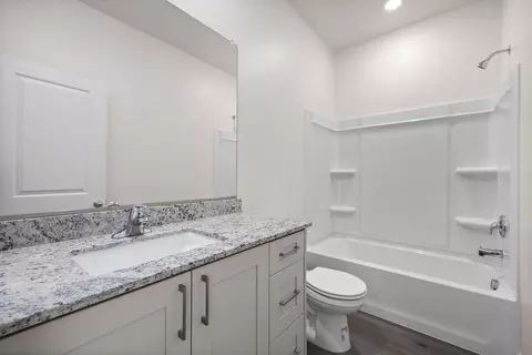 Bath - 7729 Avocado Ln, Bakersfield, CA 93313 photo 2 of 2