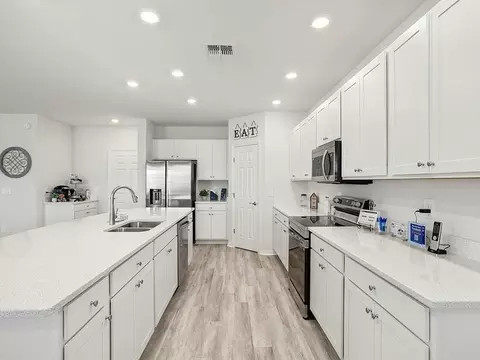 Kitchen - 5850 Piney Shrub Pl, Saint Cloud, FL 34771 photo 2 of 5