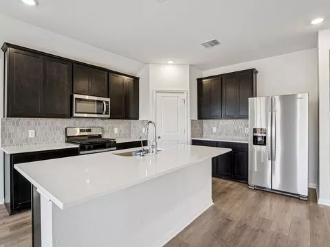 702 Universal Dr, Hutto, TX 78634