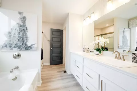 Bath - 175 Westwoods Rd, Wright City, MO 63390 photo 2 of 5