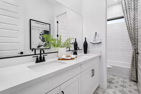 Bath - 2035 W Steinway Dr, Phoenix, AZ 85041 photo 4 of 4