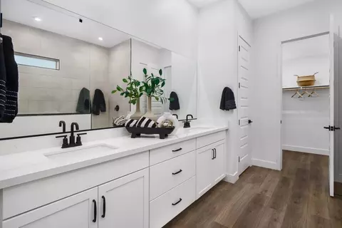 Bath - 2035 W Steinway Dr, Phoenix, AZ 85041 photo 2 of 4