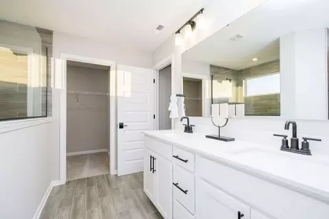Bath - 956 Rivendell Dr, Avon, IN 46123 photo 2 of 4