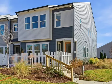 8402 Discovery Ln, Charlotte, NC 28216