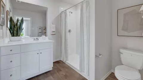 Bath - 504 Wild Goose Dr, Luling, TX 78648 photo 4 of 5