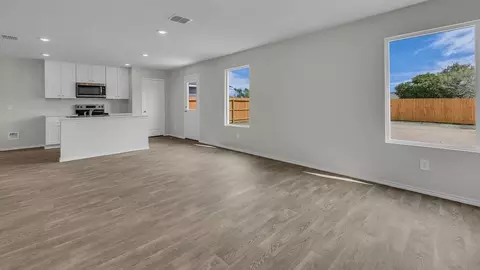 Living - 504 Wild Goose Dr, Luling, TX 78648 photo 4 of 5