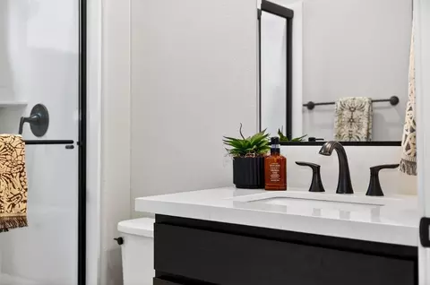 Bath - 2932 Meadow Sedge Ave, Roseville, CA 95747 photo 10 of 25
