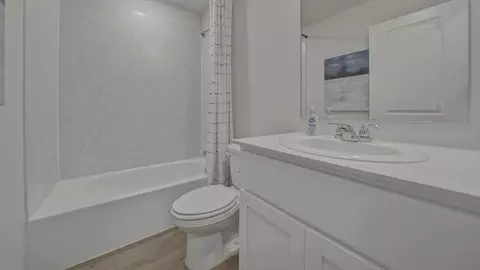 Bath - 1915 Glory Dr, Bonham, TX 75418 photo 3 of 5