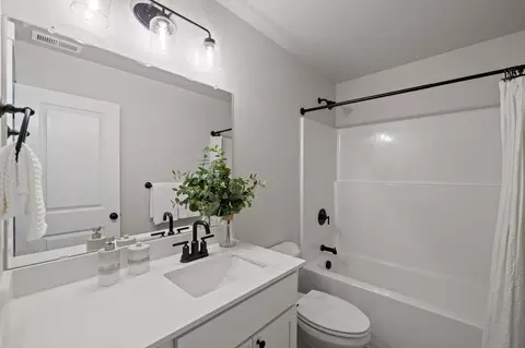 Bath - 61797 SE Camellia St, Bend, OR 97702 photo 5 of 8