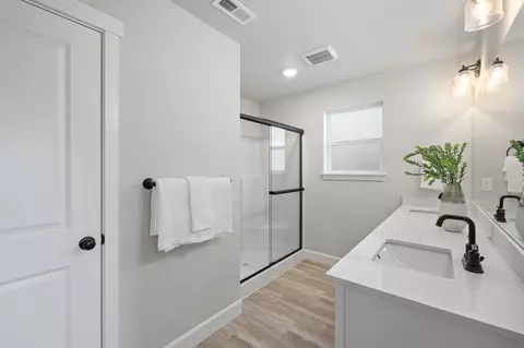 Bath - 61797 SE Camellia St, Bend, OR 97702 photo 4 of 8