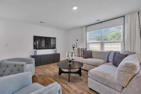 Living - 1002 Persimmon Holw, Greeneville, TN 37745 photo 2 of 3