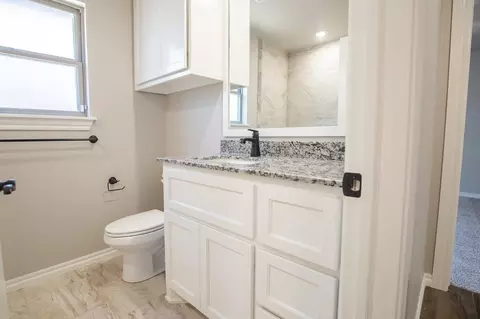 Bath - 932 Hydrangea Way, Edmond, OK 73034 photo 3 of 12