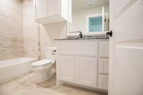 Bath - 932 Hydrangea Way, Edmond, OK 73034 photo 5 of 12
