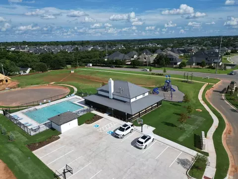 View/Area - 932 Hydrangea Way, Edmond, OK 73034 photo 2 of 7