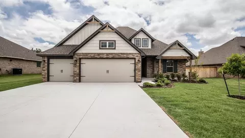 Exterior - 932 Hydrangea Way, Edmond, OK 73034 photo 2 of 27