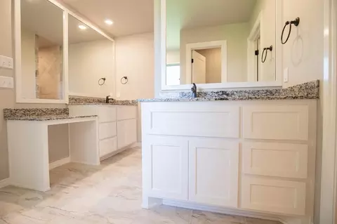 Bath - 932 Hydrangea Way, Edmond, OK 73034 photo 1 of 12