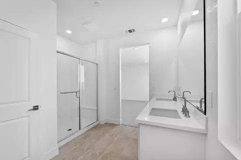 Bath - 865 Mangelos Ct, Ripon, CA 95366 photo 3 of 3
