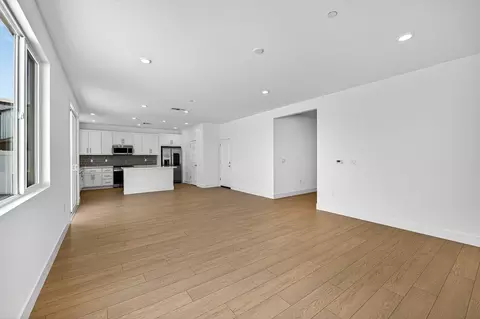 Living - 865 Mangelos Ct, Ripon, CA 95366 photo 3 of 4