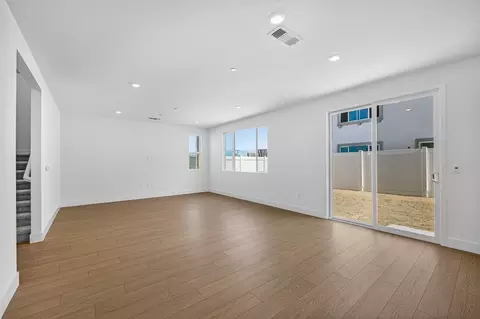 Living - 865 Mangelos Ct, Ripon, CA 95366 photo 2 of 4