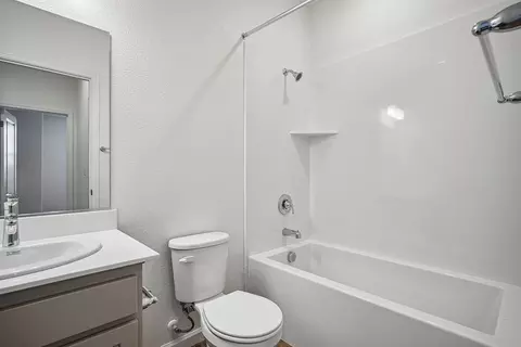 Bath - 2604 Redtail Hawk Rd, Modesto, CA 95357 photo 1 of 1
