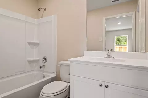 Bath - 305 Fastboy Ln, Waller, TX 77484 photo 3 of 4