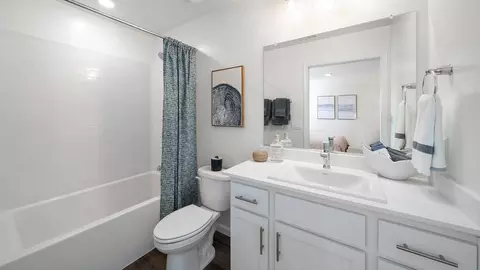 Bath - 3941 N Yale St, Visalia, CA 93291 photo 1 of 1