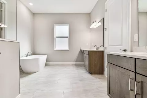 Bath - 12305 White Blossom Ct, Parrish, FL 34219 photo 6 of 8