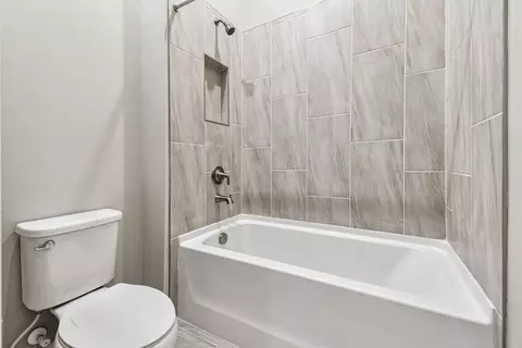 Bath - 12305 White Blossom Ct, Parrish, FL 34219 photo 8 of 8